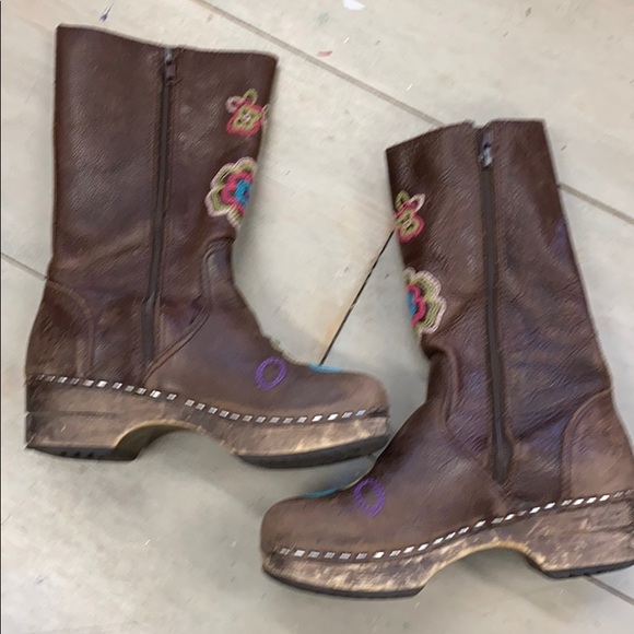 Hanna Andersson wooden clog boots with embroidery - Picture 6 of 10